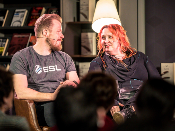 Kjetil Jansrud og Siri Pettersen - en leser og en forfatter - møttes til samtale om fantasylitteratur. Foto: Simen Prestaasen, Sporveien